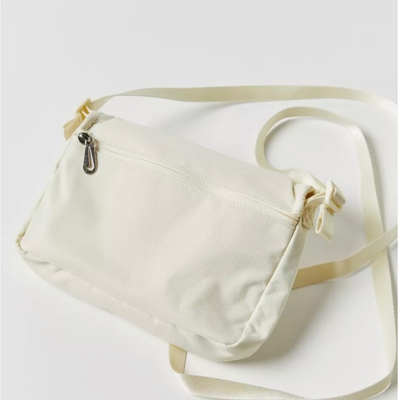 Nike Sportswear Futura 365 Crossbody Bag - Picture 2 of 8